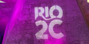 Imagem com a marca do Rio2C projetada na parede da cidade das artes.