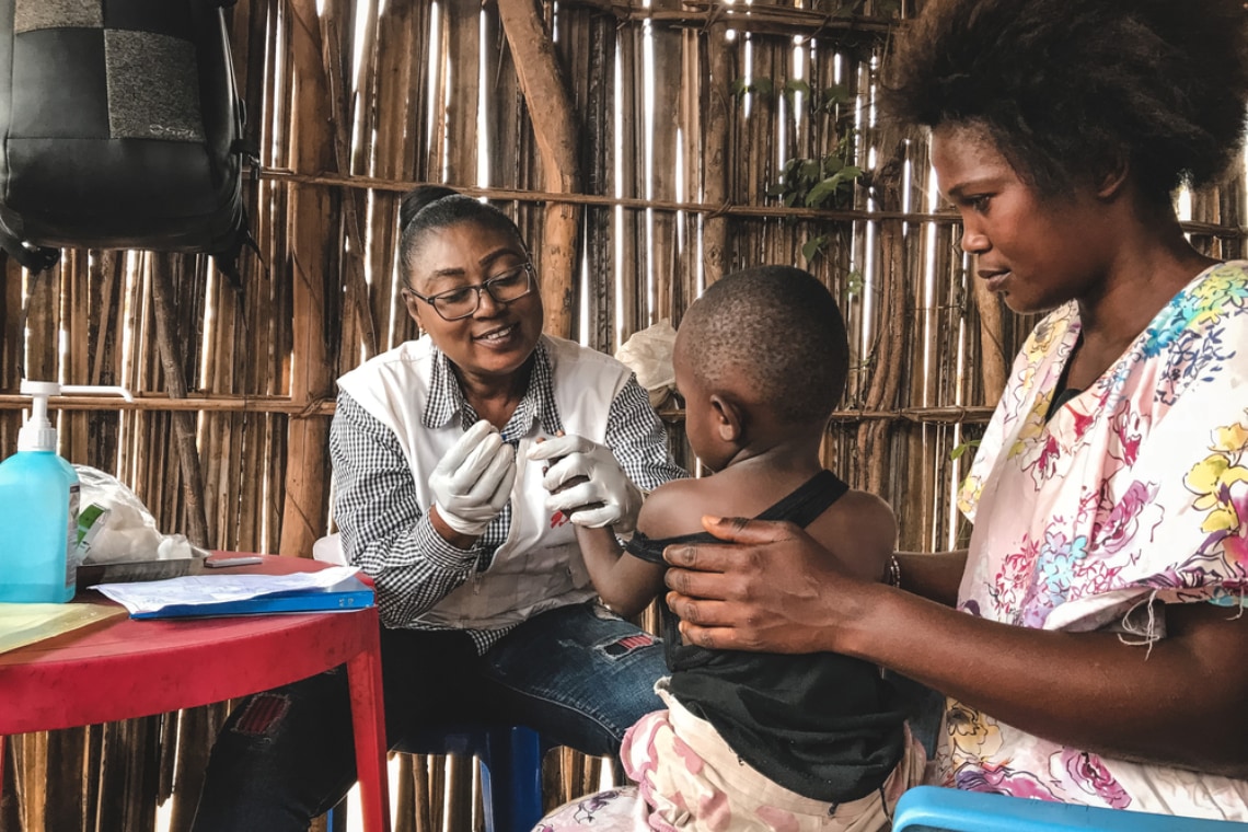 Médica de MSF cuida de criança